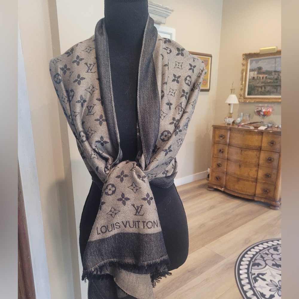 Louis Vuitton Stunning scarf a must have for your wardrobe!